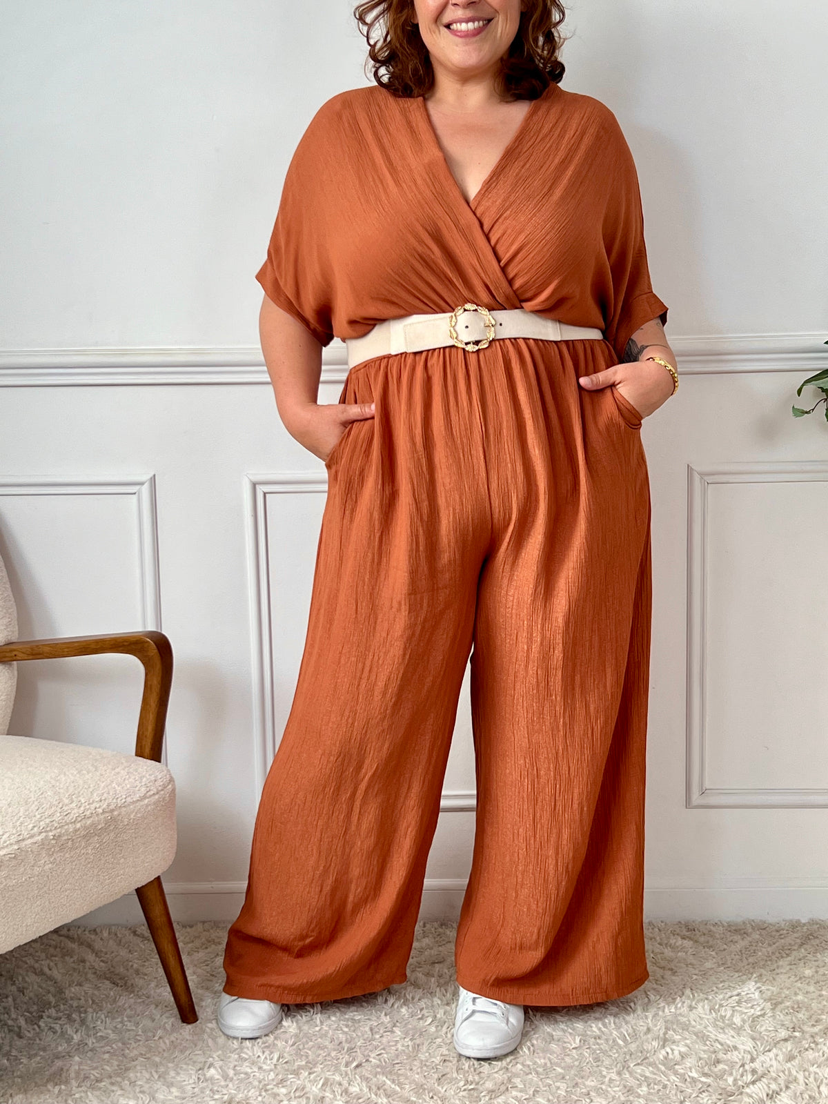 La combinaison Savanah terracotta grande taille allie confort et élégance avec son col cache-cœur, ses manches courtes et son élastique à la taille. Pratique avec ses poches latérales et son ouverture dos à bouton, elle vous met en valeur avec douceur.