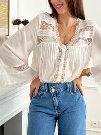Cette chemise écru séduit par sa délicatesse et son élégance naturelle. Ses détails ajourés, sublimés par une fine broderie, apportent une touche de féminité et de raffinement. Légère et intemporelle, elle se porte aussi bien au quotidien que pour des occasions plus habillées.