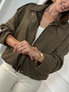 Cette veste courte style bombers se décline dans une teinte kaki chaleureuse et tendance. Avec sa coupe moderne et son esprit casual-chic, elle apporte une touche de caractère à toutes vos tenues. Légère et polyvalente, elle se porte aussi bien au quotidien que pour compléter un look plus travaillé.