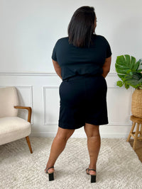 Ce short noir grande taille Elane offre une coupe ample pour un confort optimal. Il est équipé de deux poches latérales pratiques, de passants pour ceinture et d’une taille élastique au dos qui s’adapte parfaitement à votre silhouette.&nbsp;