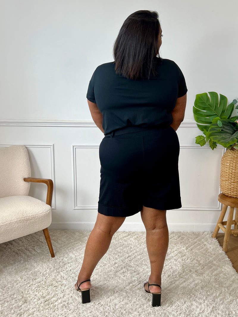 Ce short noir grande taille Elane offre une coupe ample pour un confort optimal. Il est équipé de deux poches latérales pratiques, de passants pour ceinture et d’une taille élastique au dos qui s’adapte parfaitement à votre silhouette.&nbsp;
