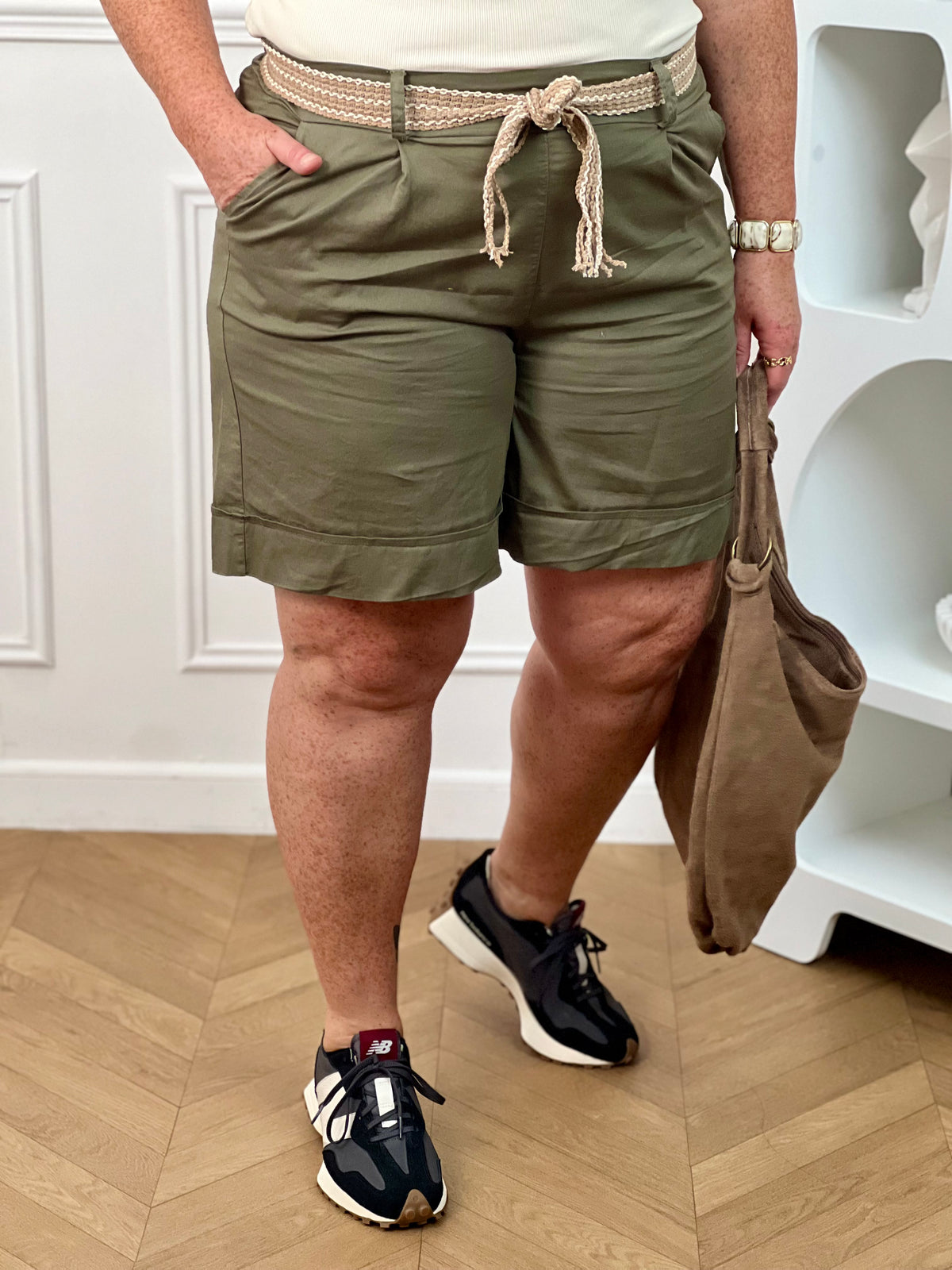 Découvrez le confort et le style avec le bermuda grande taille Charlize. Fait en tissu kaki, il est doté de 2 poches latérales pratiques, d'une taille élastique et de passants pour ceinture