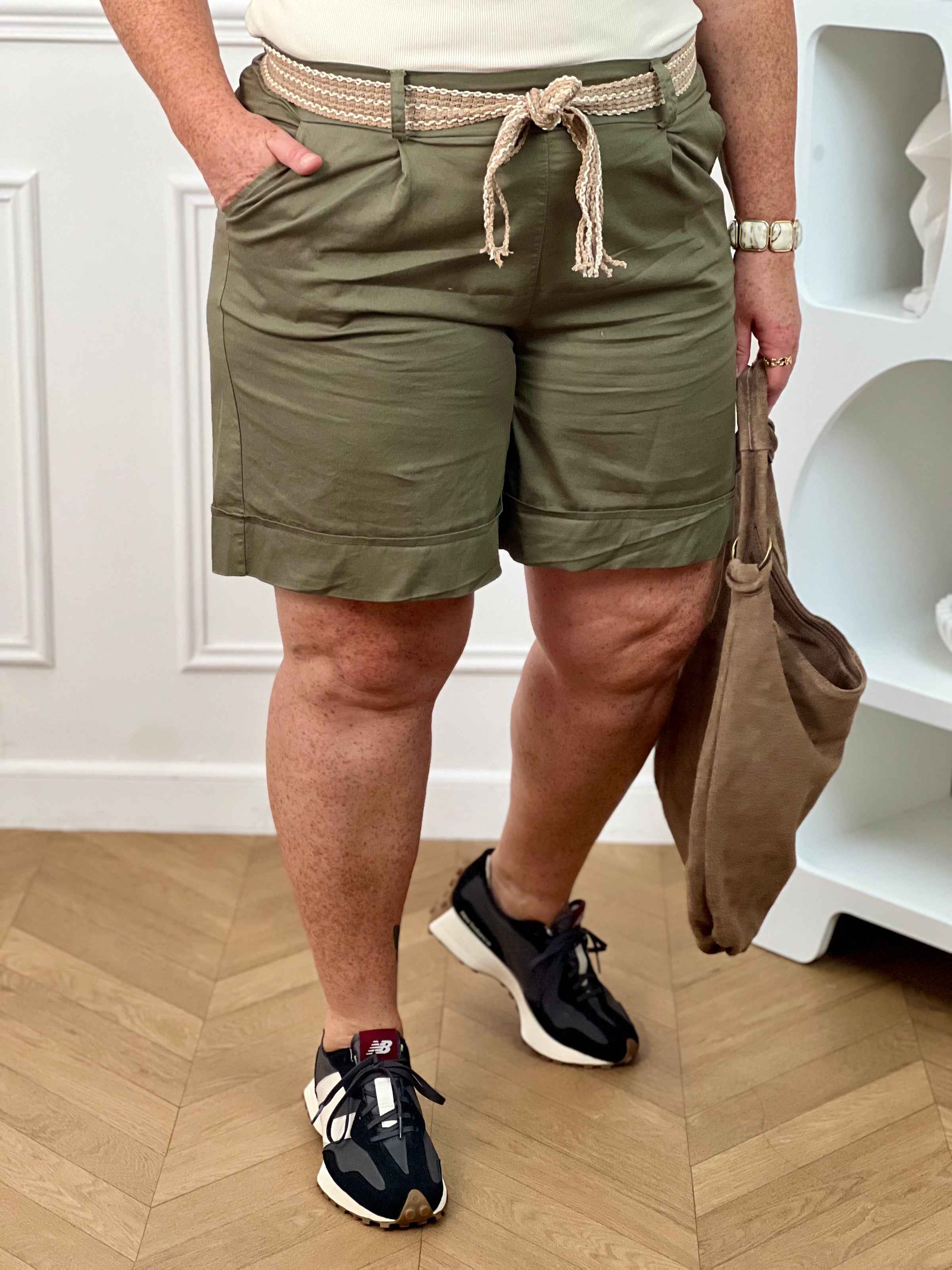 Découvrez le confort et le style avec le bermuda grande taille Charlize. Fait en tissu kaki, il est doté de 2 poches latérales pratiques, d'une taille élastique et de passants pour ceinture