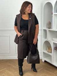 Pantalon marron chocolat grande taille porté en ensemble avec gilet long – look curve coordonné chic automne – sac hobo noir – Loïcia
