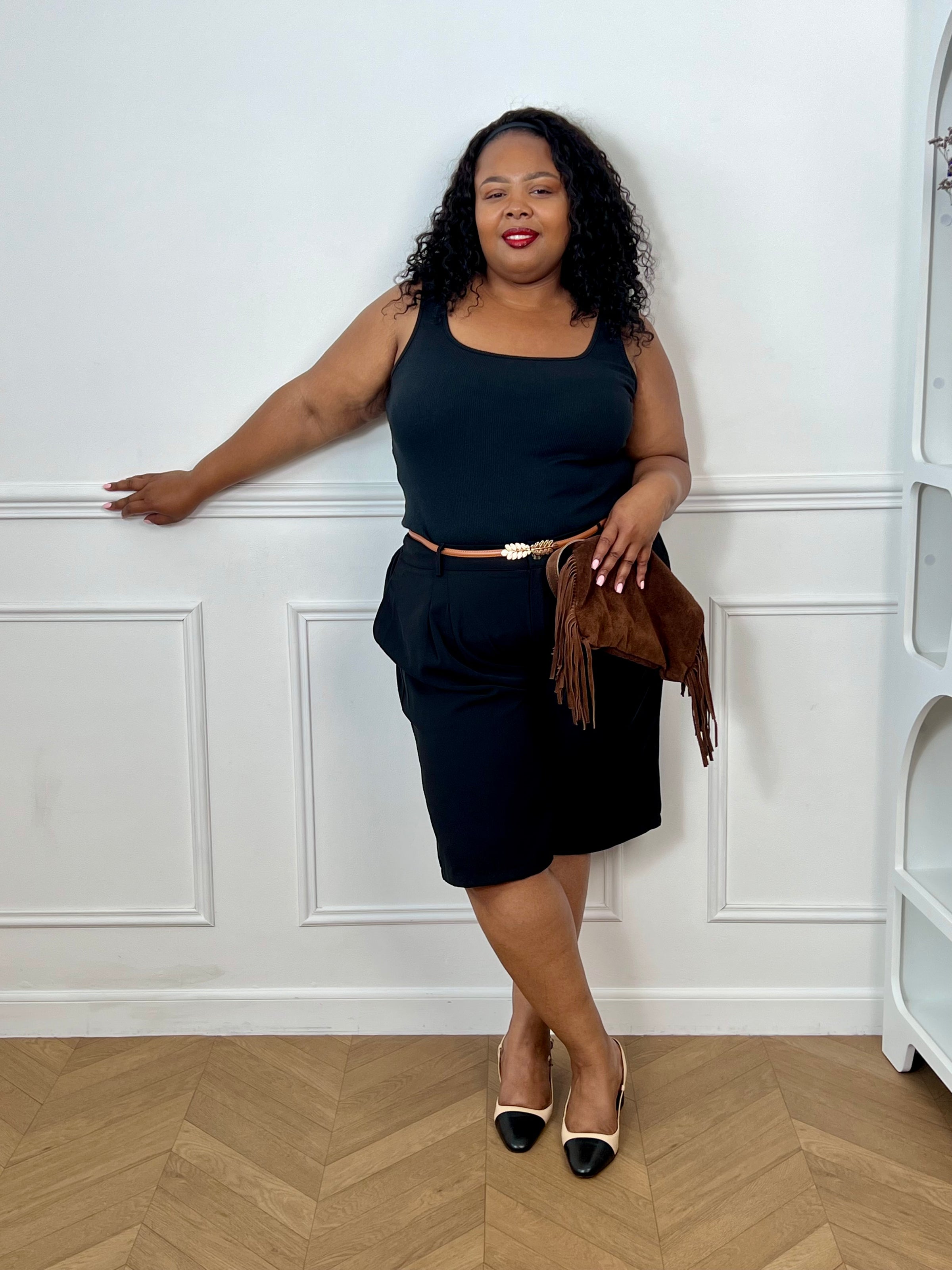 Bermuda noir grande taille pour femme, alliant confort et style pour la saison estivale. Équipé de deux poches latérales pratiques, d’une taille élastique au dos et de passants pour ceinture, il assure un ajustement parfait. Sa fermeture avec bouton et zip garantit un bon maintien. Polyvalent et facile à assortir, ce bermuda taupe est un indispensable du dressing casual chic.