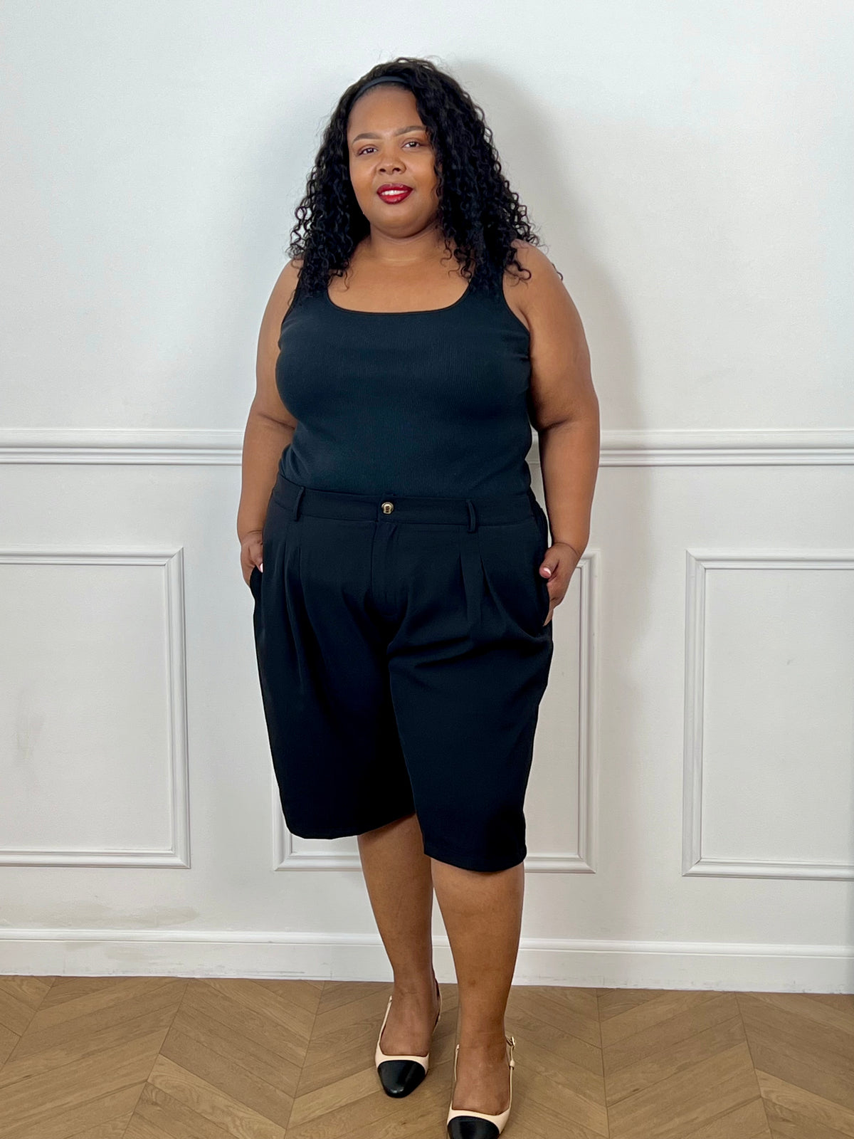 Bermuda noir grande taille pour femme, alliant confort et style pour la saison estivale. Équipé de deux poches latérales pratiques, d’une taille élastique au dos et de passants pour ceinture, il assure un ajustement parfait. Sa fermeture avec bouton et zip garantit un bon maintien. Polyvalent et facile à assortir, ce bermuda taupe est un indispensable du dressing casual chic.