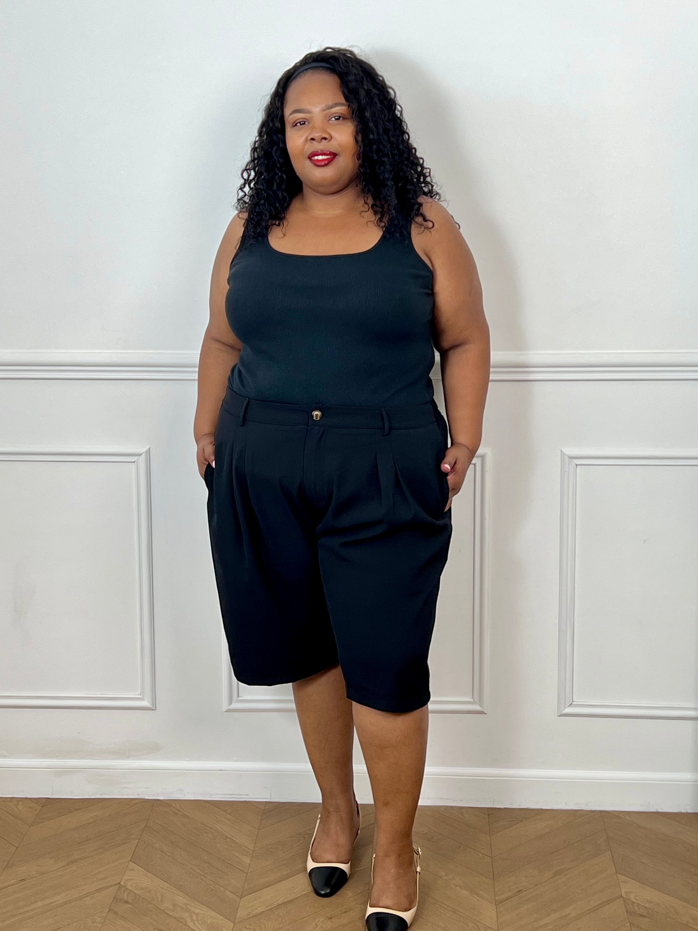 Bermuda noir grande taille pour femme, alliant confort et style pour la saison estivale. Équipé de deux poches latérales pratiques, d’une taille élastique au dos et de passants pour ceinture, il assure un ajustement parfait. Sa fermeture avec bouton et zip garantit un bon maintien. Polyvalent et facile à assortir, ce bermuda taupe est un indispensable du dressing casual chic.