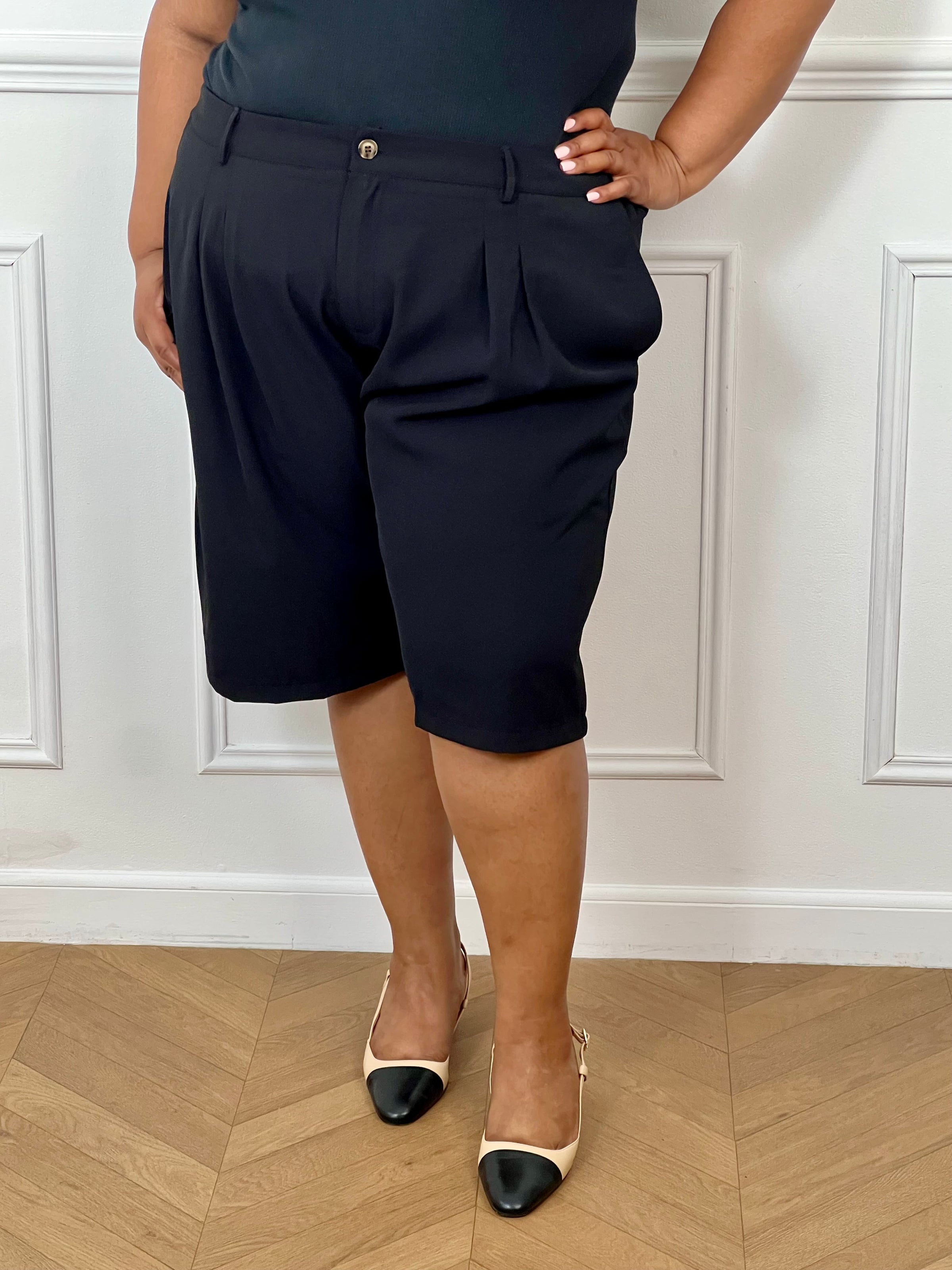 Bermuda noir grande taille pour femme, alliant confort et style pour la saison estivale. Équipé de deux poches latérales pratiques, d’une taille élastique au dos et de passants pour ceinture, il assure un ajustement parfait. Sa fermeture avec bouton et zip garantit un bon maintien. Polyvalent et facile à assortir, ce bermuda taupe est un indispensable du dressing casual chic.