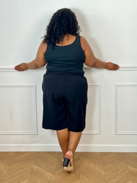 Bermuda noir grande taille pour femme, alliant confort et style pour la saison estivale. Équipé de deux poches latérales pratiques, d’une taille élastique au dos et de passants pour ceinture, il assure un ajustement parfait. Sa fermeture avec bouton et zip garantit un bon maintien. Polyvalent et facile à assortir, ce bermuda taupe est un indispensable du dressing casual chic.
