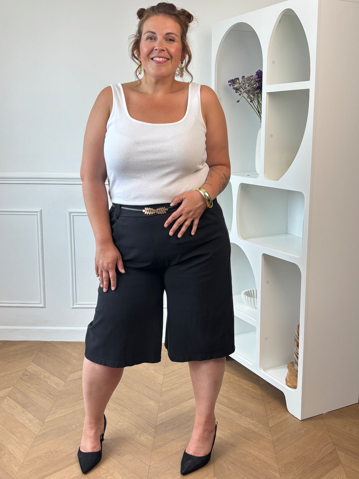 Optez pour un essentiel du dressing avec ce bermuda noir grande taille femme, à la fois confortable et facile à porter. Sa taille élastiquée assure un ajustement parfait au quotidien, tandis que ses passants pour ceinture permettent de personnaliser votre look selon vos envies. Doté de deux poches latérales pratiques, ce bermuda noir est idéal pour composer des tenues décontractées et élégantes durant la belle saison.