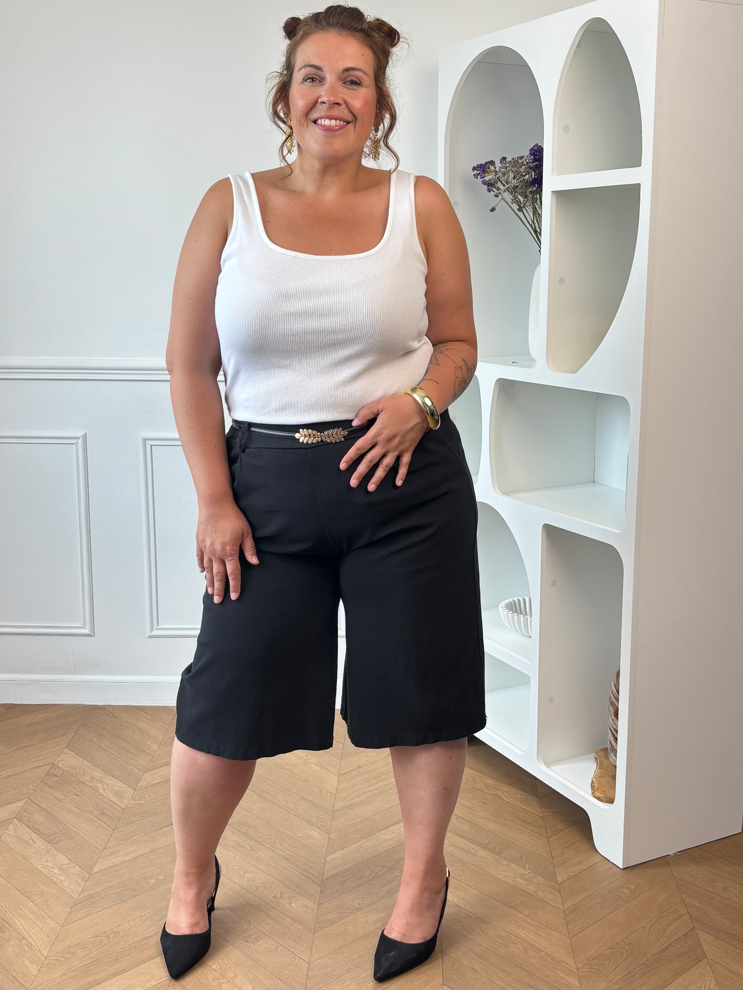 Optez pour un essentiel du dressing avec ce bermuda noir grande taille femme, à la fois confortable et facile à porter. Sa taille élastiquée assure un ajustement parfait au quotidien, tandis que ses passants pour ceinture permettent de personnaliser votre look selon vos envies. Doté de deux poches latérales pratiques, ce bermuda noir est idéal pour composer des tenues décontractées et élégantes durant la belle saison.