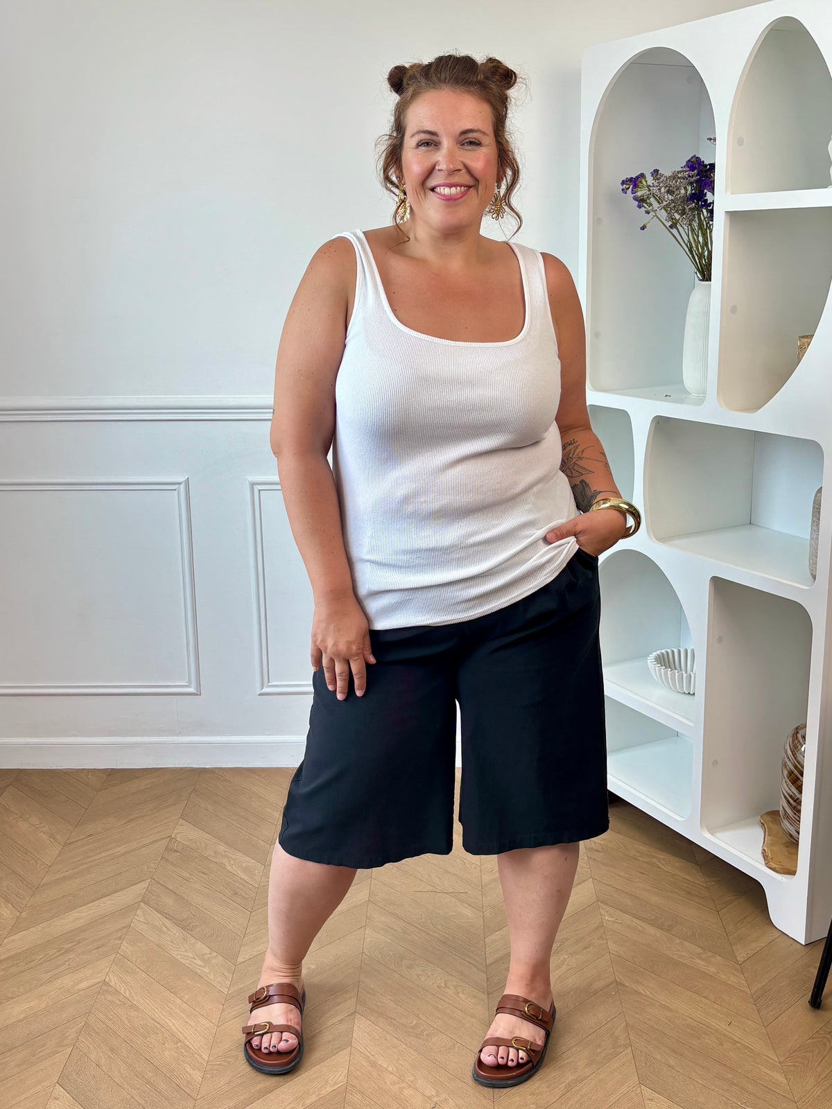 Optez pour un essentiel du dressing avec ce bermuda noir grande taille femme, à la fois confortable et facile à porter. Sa taille élastiquée assure un ajustement parfait au quotidien, tandis que ses passants pour ceinture permettent de personnaliser votre look selon vos envies. Doté de deux poches latérales pratiques, ce bermuda noir est idéal pour composer des tenues décontractées et élégantes durant la belle saison.