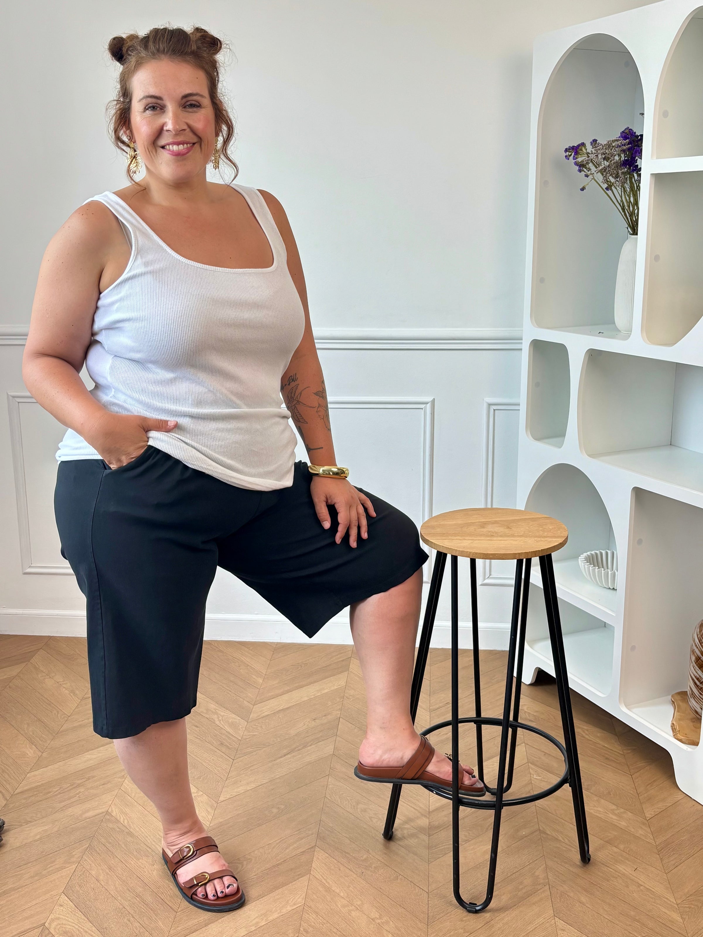 Optez pour un essentiel du dressing avec ce bermuda noir grande taille femme, à la fois confortable et facile à porter. Sa taille élastiquée assure un ajustement parfait au quotidien, tandis que ses passants pour ceinture permettent de personnaliser votre look selon vos envies. Doté de deux poches latérales pratiques, ce bermuda noir est idéal pour composer des tenues décontractées et élégantes durant la belle saison.