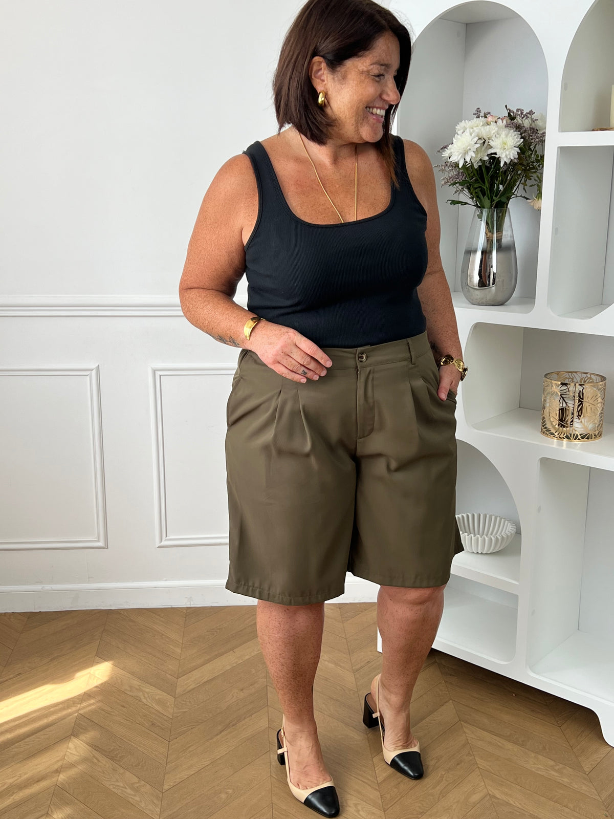 Bermuda taupe grande taille pour femme, alliant confort et style pour la saison estivale. Équipé de deux poches latérales pratiques, d’une taille élastique au dos et de passants pour ceinture, il assure un ajustement parfait. Sa fermeture avec bouton et zip garantit un bon maintien. Polyvalent et facile à assortir, ce bermuda taupe est un indispensable du dressing casual chic.