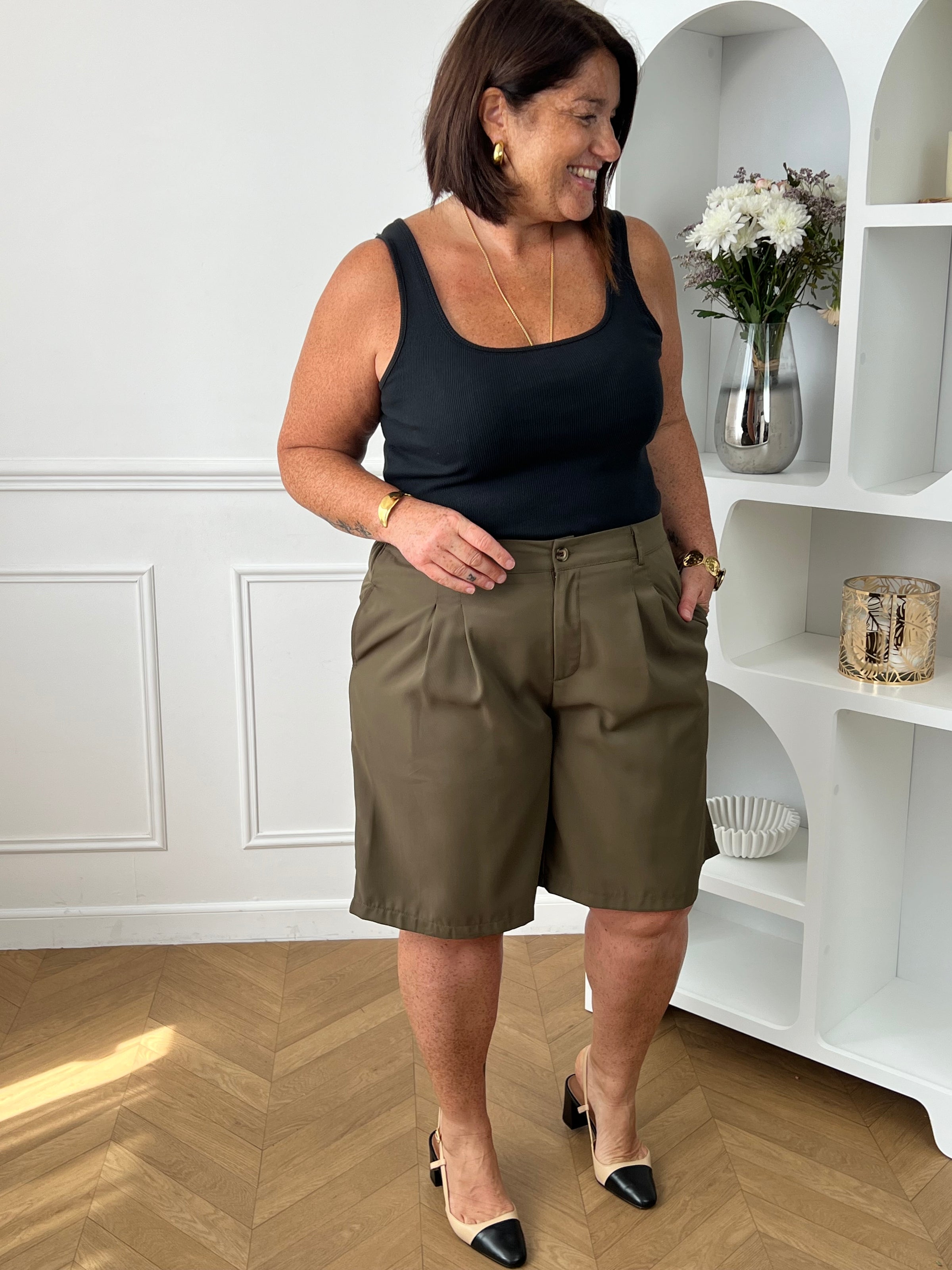 Bermuda taupe grande taille pour femme, alliant confort et style pour la saison estivale. Équipé de deux poches latérales pratiques, d’une taille élastique au dos et de passants pour ceinture, il assure un ajustement parfait. Sa fermeture avec bouton et zip garantit un bon maintien. Polyvalent et facile à assortir, ce bermuda taupe est un indispensable du dressing casual chic.