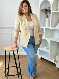 Élégant et intemporel, ce blazer beige grande taille allie style et confort. Doté de manches longues, d'un col à revers classique et de boutons sur le devant, il offre une silhouette épurée et flatteuse. Les trois poches factices ajoutent une touche de sophistication, tandis que la doublure intérieure assure une tenue impeccable tout au long de la journée.&nbsp;
