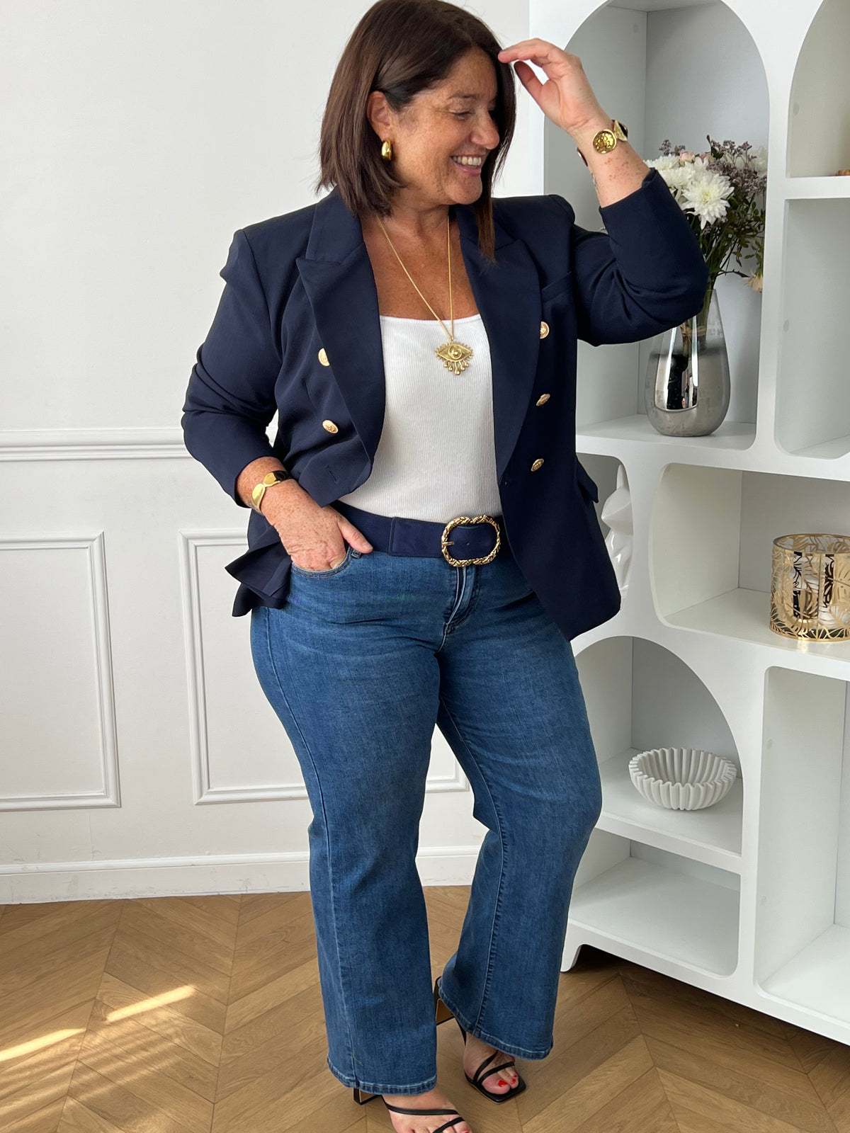 Élégant et intemporel, ce blazer bleu marine grande taille allie style et confort. Doté de manches longues, d'un col à revers classique et de boutons sur le devant, il offre une silhouette épurée et flatteuse. Les trois poches factices ajoutent une touche de sophistication, tandis que la doublure intérieure assure une tenue impeccable tout au long de la journée.&nbsp;