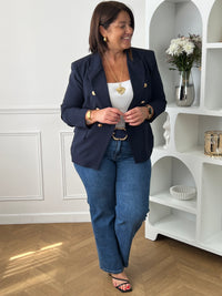 Élégant et intemporel, ce blazer bleu marine grande taille allie style et confort. Doté de manches longues, d'un col à revers classique et de boutons sur le devant, il offre une silhouette épurée et flatteuse. Les trois poches factices ajoutent une touche de sophistication, tandis que la doublure intérieure assure une tenue impeccable tout au long de la journée.&nbsp;