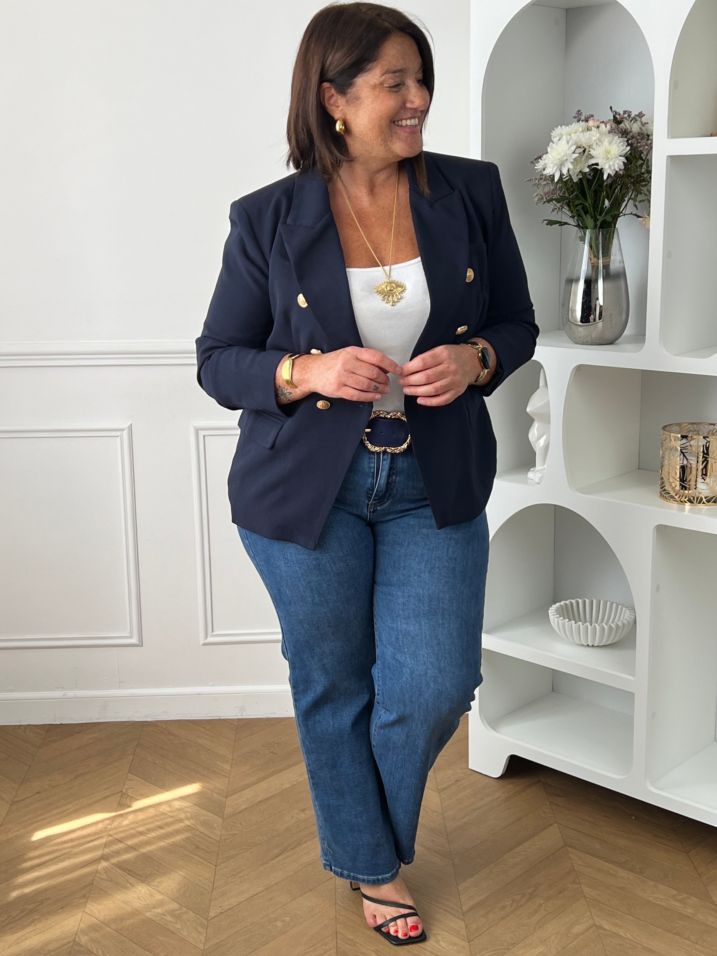 Élégant et intemporel, ce blazer bleu marine grande taille allie style et confort. Doté de manches longues, d'un col à revers classique et de boutons sur le devant, il offre une silhouette épurée et flatteuse. Les trois poches factices ajoutent une touche de sophistication, tandis que la doublure intérieure assure une tenue impeccable tout au long de la journée.&nbsp;