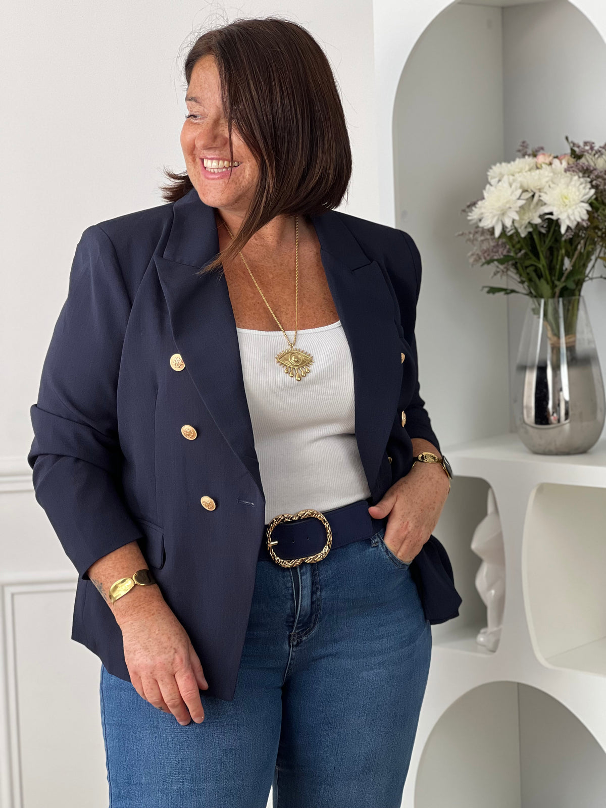 Élégant et intemporel, ce blazer bleu marine grande taille allie style et confort. Doté de manches longues, d'un col à revers classique et de boutons sur le devant, il offre une silhouette épurée et flatteuse. Les trois poches factices ajoutent une touche de sophistication, tandis que la doublure intérieure assure une tenue impeccable tout au long de la journée.&nbsp;