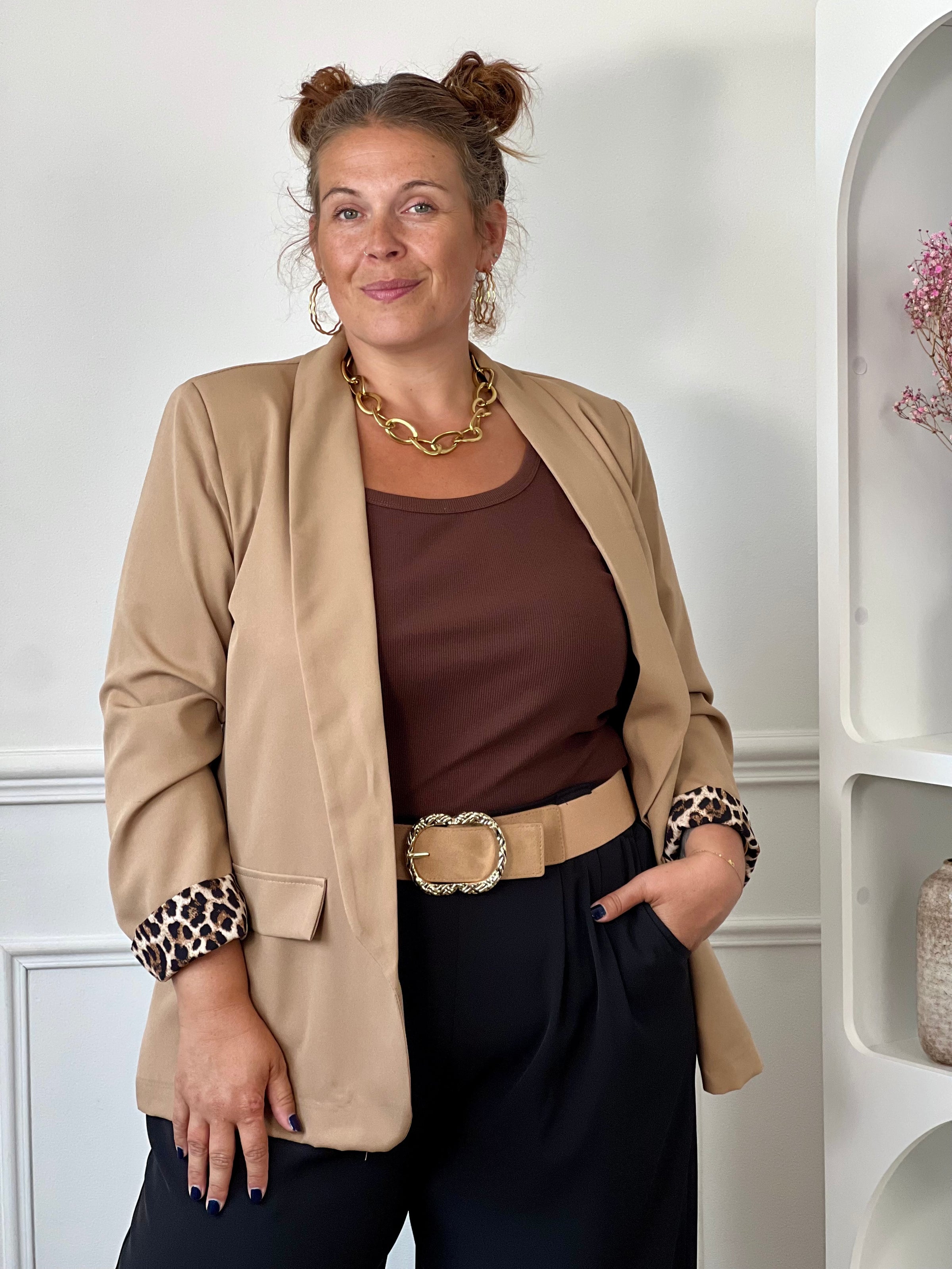 Blazer camel grande taille Leonora manches longues motifs léopard poignets épaulettes – Loïcia
