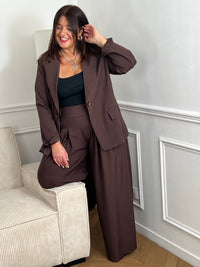 Notre blazer oversize Adam en marron est la pièce parfaite pour affirmer votre style. Avec ses manches longues, son col à revers et sa doublure, il offre élégance et confort. Les 2 poches factices à découdre et le bouton de fermeture ajoutent une touche de personnalisation.