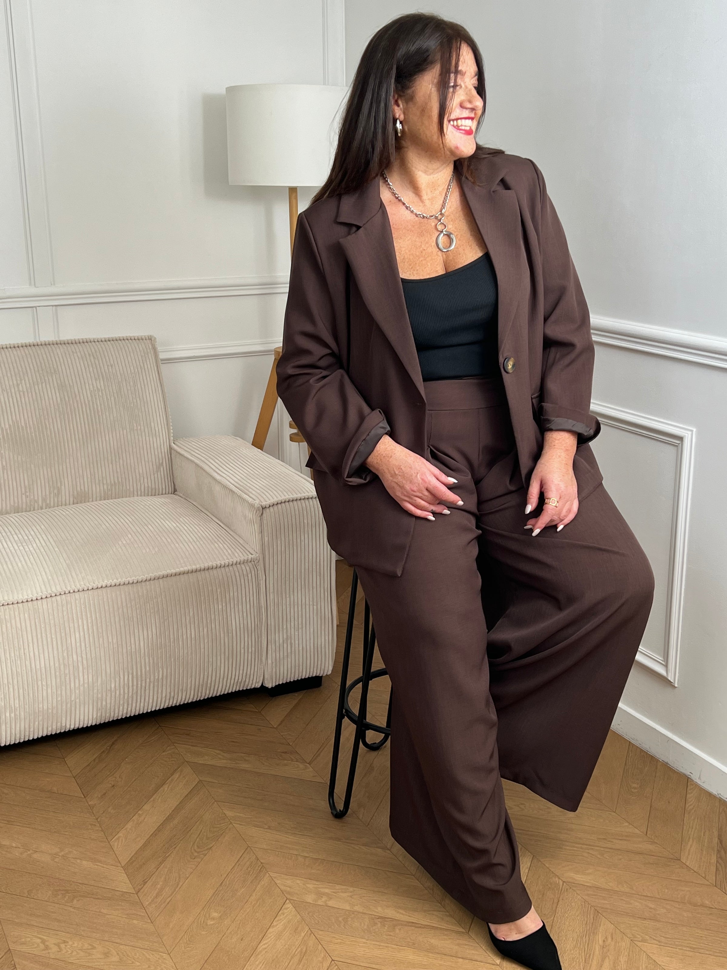 Notre blazer oversize Adam en marron est la pièce parfaite pour affirmer votre style. Avec ses manches longues, son col à revers et sa doublure, il offre élégance et confort. Les 2 poches factices à découdre et le bouton de fermeture ajoutent une touche de personnalisation.
