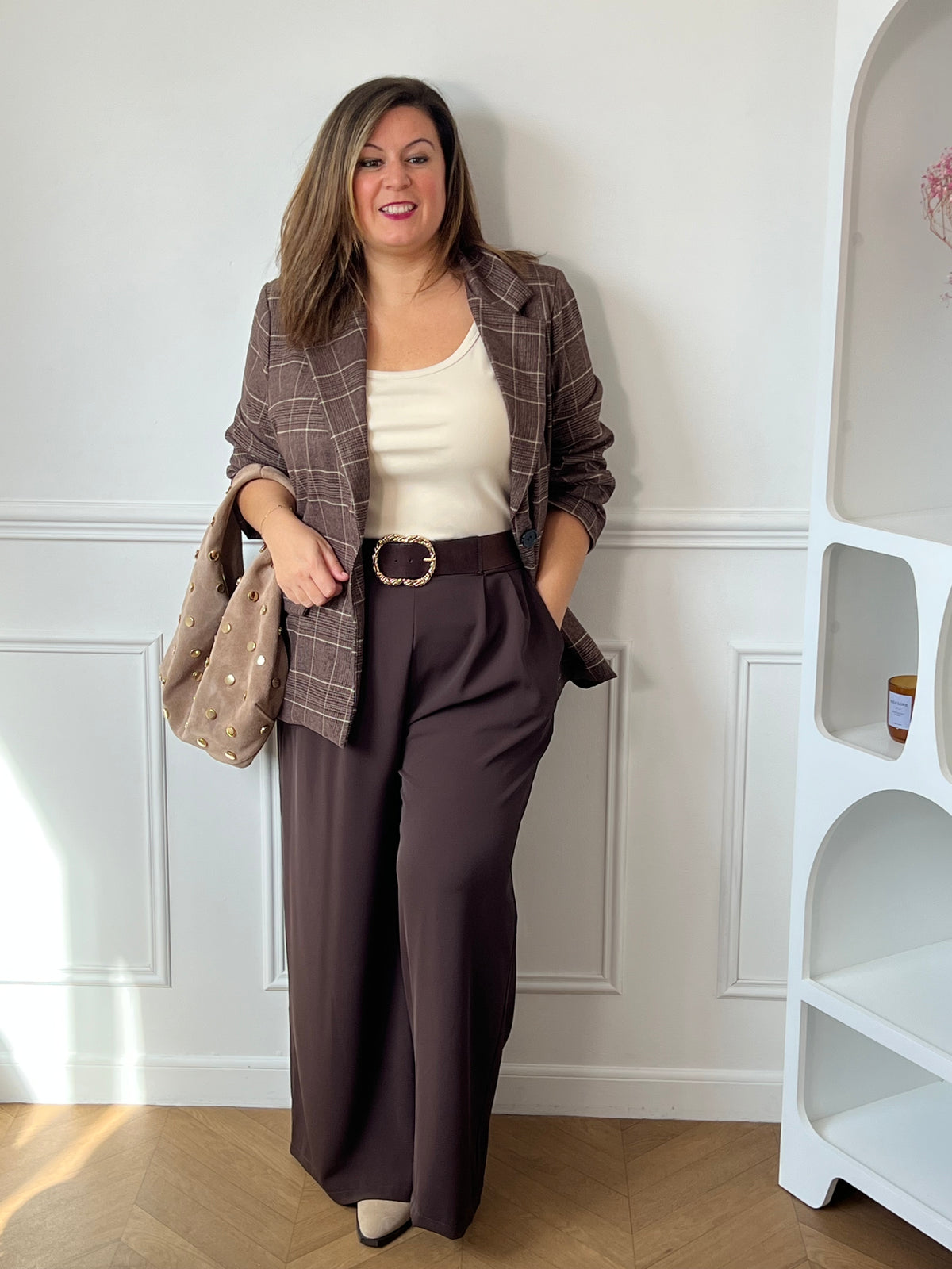 Blazer marron à carreaux vu de face en pied, porté avec un pantalon large marron et un sac taupe – Yohan | Loïcia 