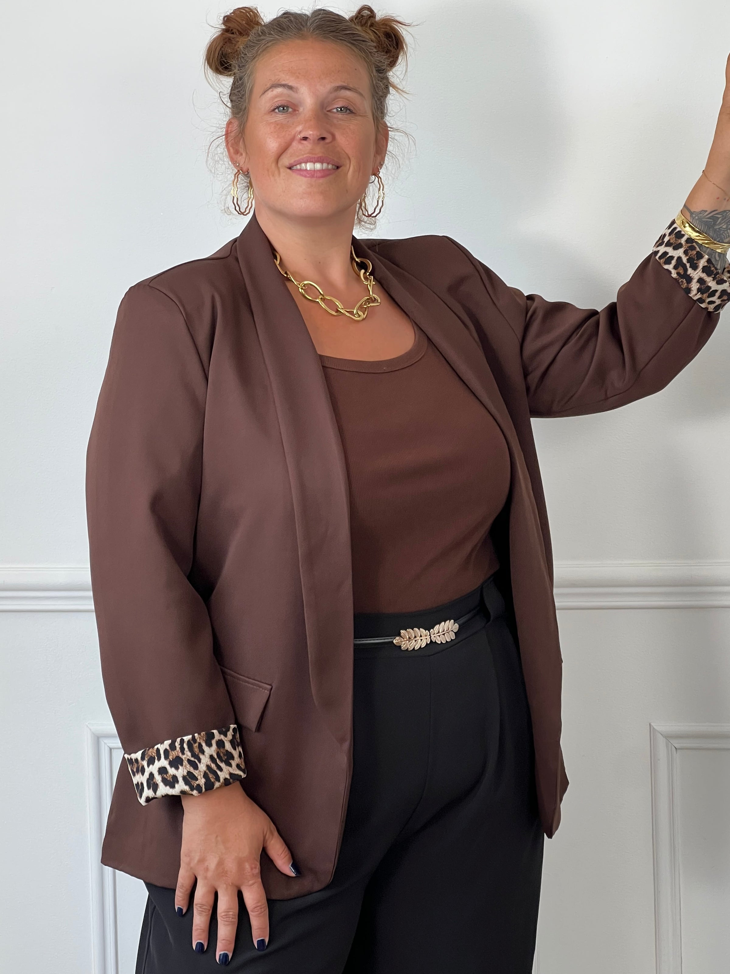 Blazer marron grande taille Leonora manches longues motifs léopard poignets épaulettes – Loïcia
