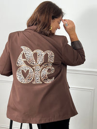 Dos blazer marron grande taille inscription Amore léopard – broderie XXL curve originale – manches retroussées satin – Loïcia
