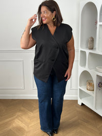 Gilet noir grande taille col V croisé sans manches porté avec jean large brut – silhouette curve chic casual – créoles dorées et talons – Loïcia