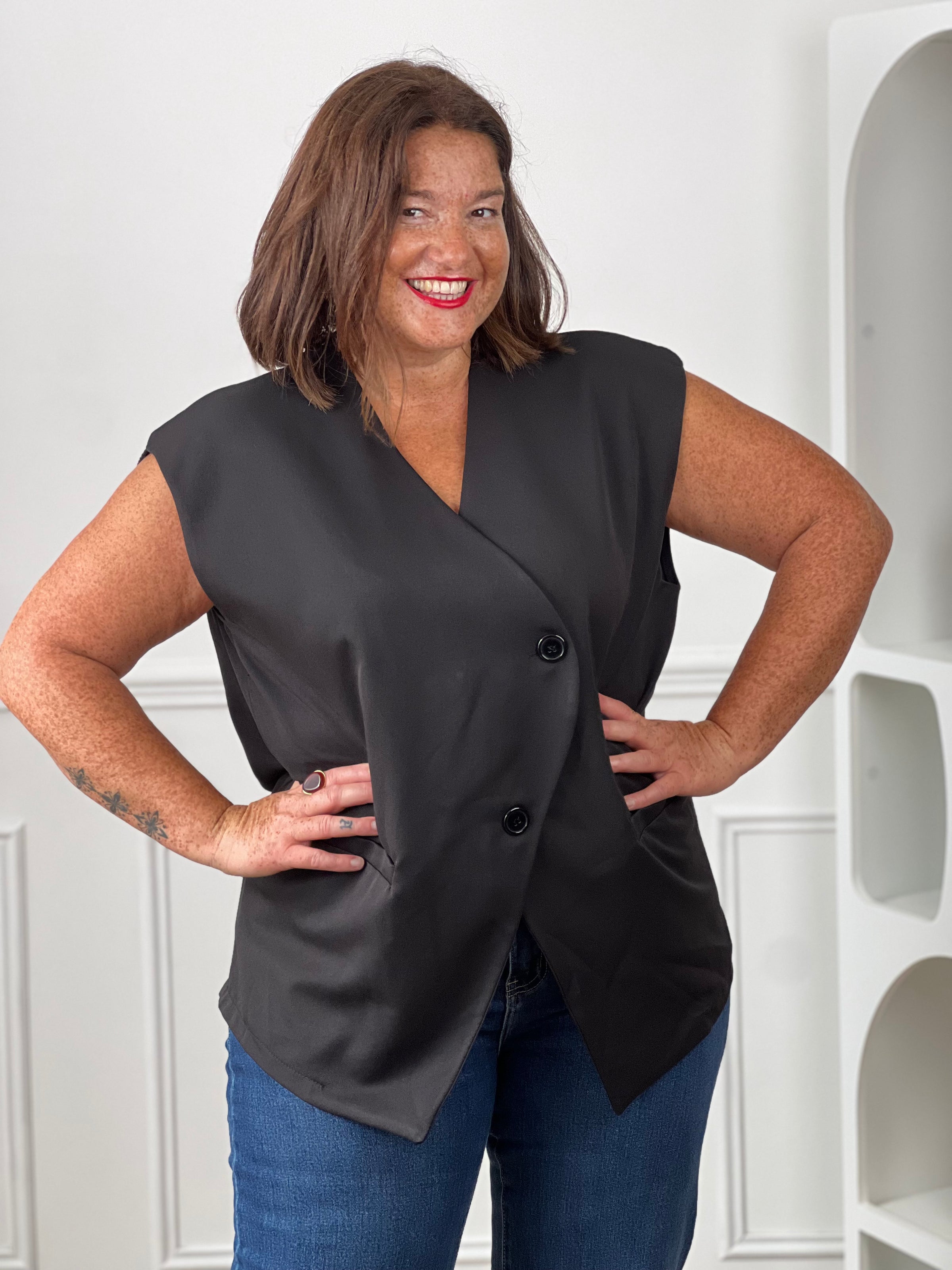 Gilet sans manches noir grande taille asymétrique boutonné – look curve minimaliste chic avec jean large brut – Loïcia
