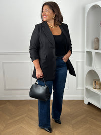 Blazer noir grande taille avec top noir et jean large – silhouette curve chic et moderne avec sac noir – Loïcia
