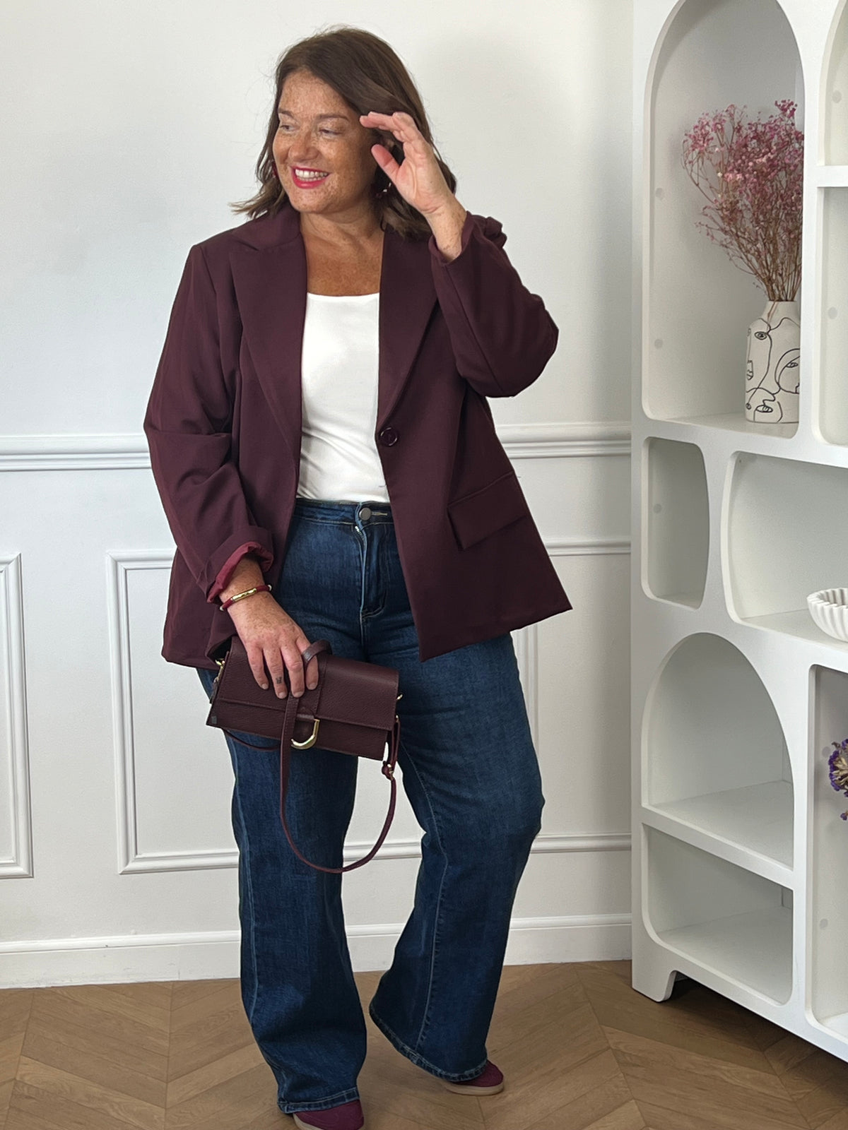Détail col revers et boutons du blazer prune grande taille Khloe – Made in Italy | Loïcia