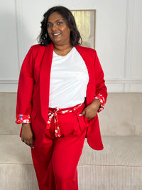 Blazer rouge grande taille Paola, conçu pour affirmer votre style avec élégance. Manches longues agrémentées de motifs fleuris aux poignets pour une touche de féminité. Épaulettes structurantes et doublure intérieure pour un confort optimal. Deux poches factices sur le devant complètent ce design intemporel. Parfait pour sublimer vos tenues professionnelles ou occasionnelles.