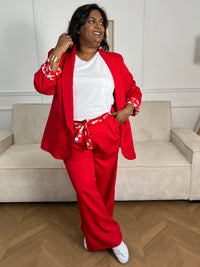 Blazer rouge grande taille Paola, conçu pour affirmer votre style avec élégance. Manches longues agrémentées de motifs fleuris aux poignets pour une touche de féminité. Épaulettes structurantes et doublure intérieure pour un confort optimal. Deux poches factices sur le devant complètent ce design intemporel. Parfait pour sublimer vos tenues professionnelles ou occasionnelles.