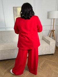 Blazer rouge grande taille Paola, conçu pour affirmer votre style avec élégance. Manches longues agrémentées de motifs fleuris aux poignets pour une touche de féminité. Épaulettes structurantes et doublure intérieure pour un confort optimal. Deux poches factices sur le devant complètent ce design intemporel. Parfait pour sublimer vos tenues professionnelles ou occasionnelles.