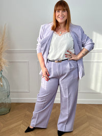 Élégant et intemporel, ce blazer lilas allie style et confort. Doté de manches longues, d'un col à revers classique et de boutons sur le devant, il offre une silhouette épurée et flatteuse. Les trois poches factices ajoutent une touche de sophistication, tandis que la doublure intérieure assure une tenue impeccable tout au long de la journée.&nbsp;