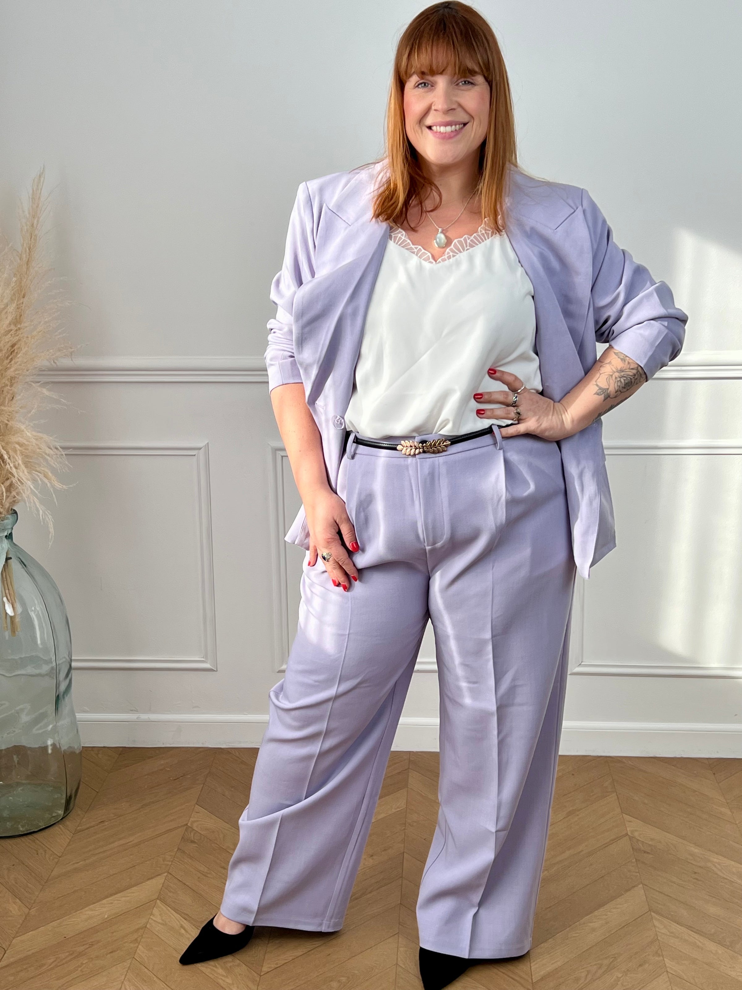 Élégant et intemporel, ce blazer lilas allie style et confort. Doté de manches longues, d'un col à revers classique et de boutons sur le devant, il offre une silhouette épurée et flatteuse. Les trois poches factices ajoutent une touche de sophistication, tandis que la doublure intérieure assure une tenue impeccable tout au long de la journée.&nbsp;