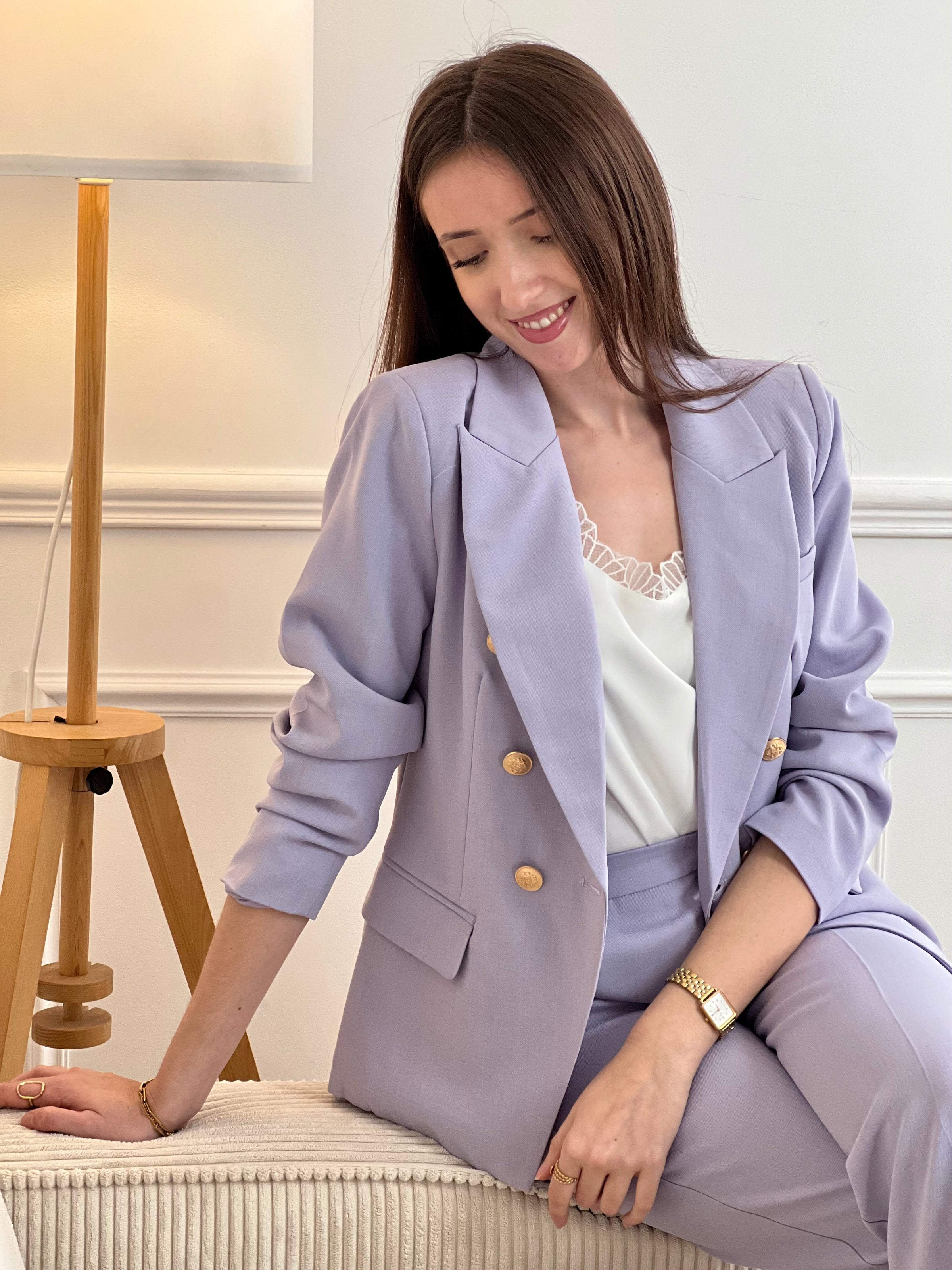 Élégant et intemporel, ce blazer lilas allie style et confort. Doté de manches longues, d'un col à revers classique et de boutons sur le devant, il offre une silhouette épurée et flatteuse. Les trois poches factices ajoutent une touche de sophistication, tandis que la doublure intérieure assure une tenue impeccable tout au long de la journée.&nbsp;