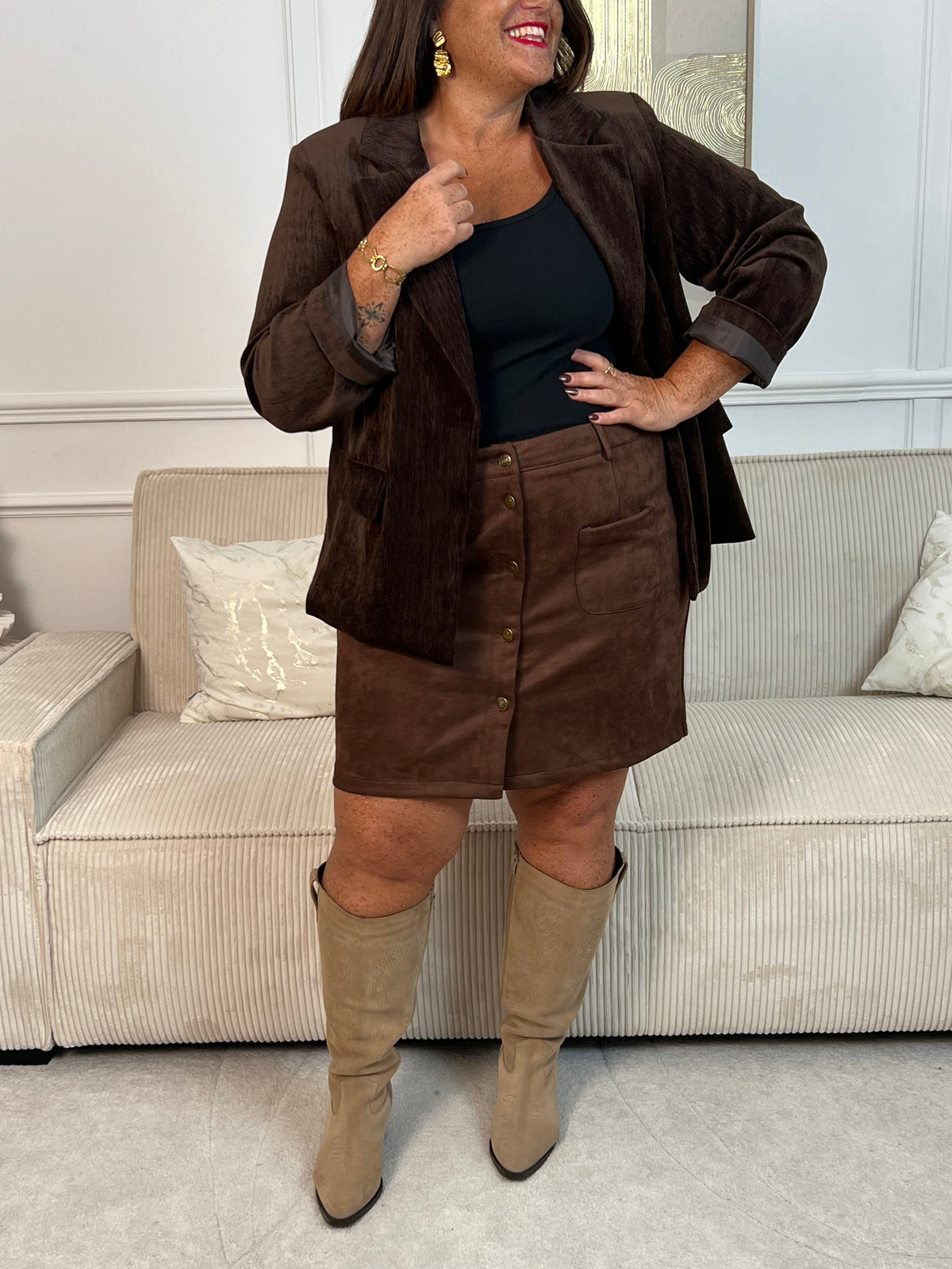 Le blazer Elowen allie élégance et confort avec sa matière velours douce et sa coupe structurée. Manches longues, col reverse et doublure intégrale pour un port impeccable. Fermeture par bouton marron et poches factices. Un incontournable pour sublimer vos tenues au quotidien.