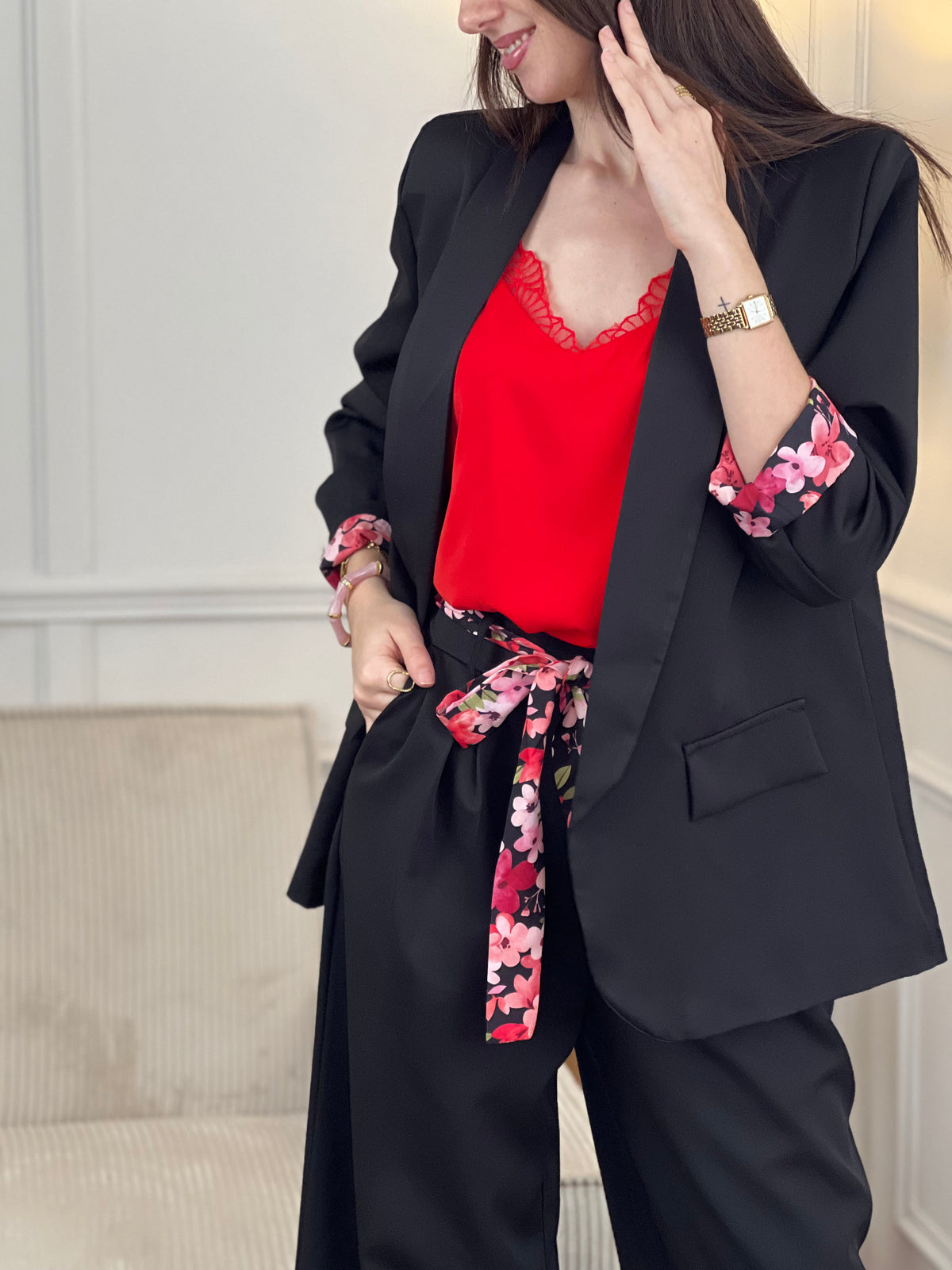 Blazer noir Paola, conçu pour affirmer votre style avec élégance. Manches longues agrémentées de motifs fleuris aux poignets pour une touche de féminité. Épaulettes structurantes et doublure intérieure pour un confort optimal. Deux poches factices sur le devant complètent ce design intemporel. Parfait pour sublimer vos tenues professionnelles ou occasionnelles.