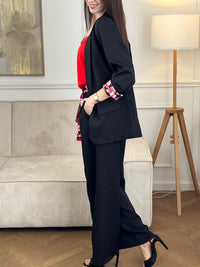 Blazer noir Paola, conçu pour affirmer votre style avec élégance. Manches longues agrémentées de motifs fleuris aux poignets pour une touche de féminité. Épaulettes structurantes et doublure intérieure pour un confort optimal. Deux poches factices sur le devant complètent ce design intemporel. Parfait pour sublimer vos tenues professionnelles ou occasionnelles.