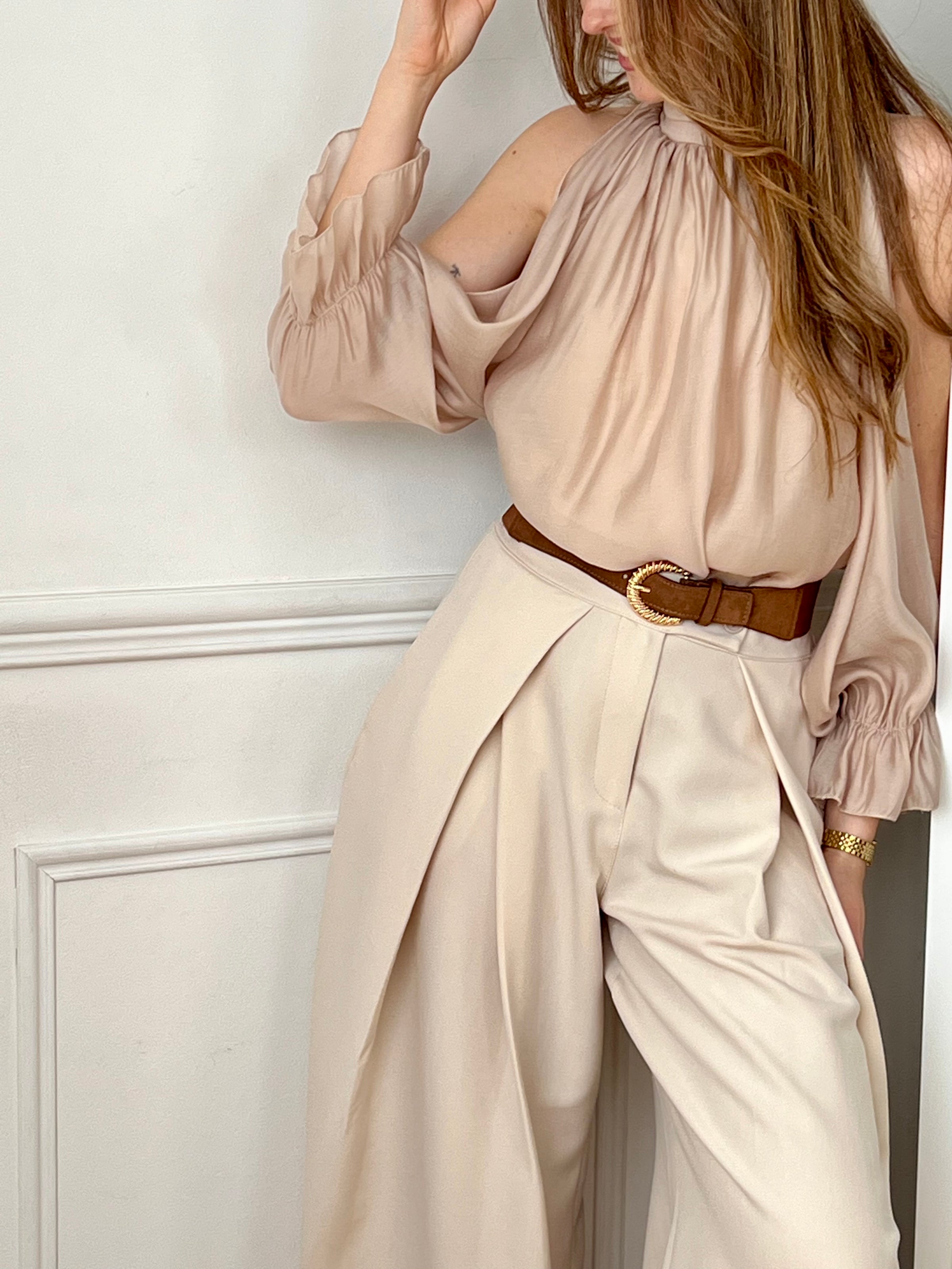 Blouse fluide beige à manches longues, idéale pour une allure élégante et moderne. Son col montant et ses ouvertures au niveau des bras apportent une touche originale et féminine. Dotée d’une ouverture au dos avec bouton et d’une doublure (sauf aux manches), elle offre confort et légèreté. Facile à porter, cette chemise beige s’adapte parfaitement à un look chic du quotidien. 