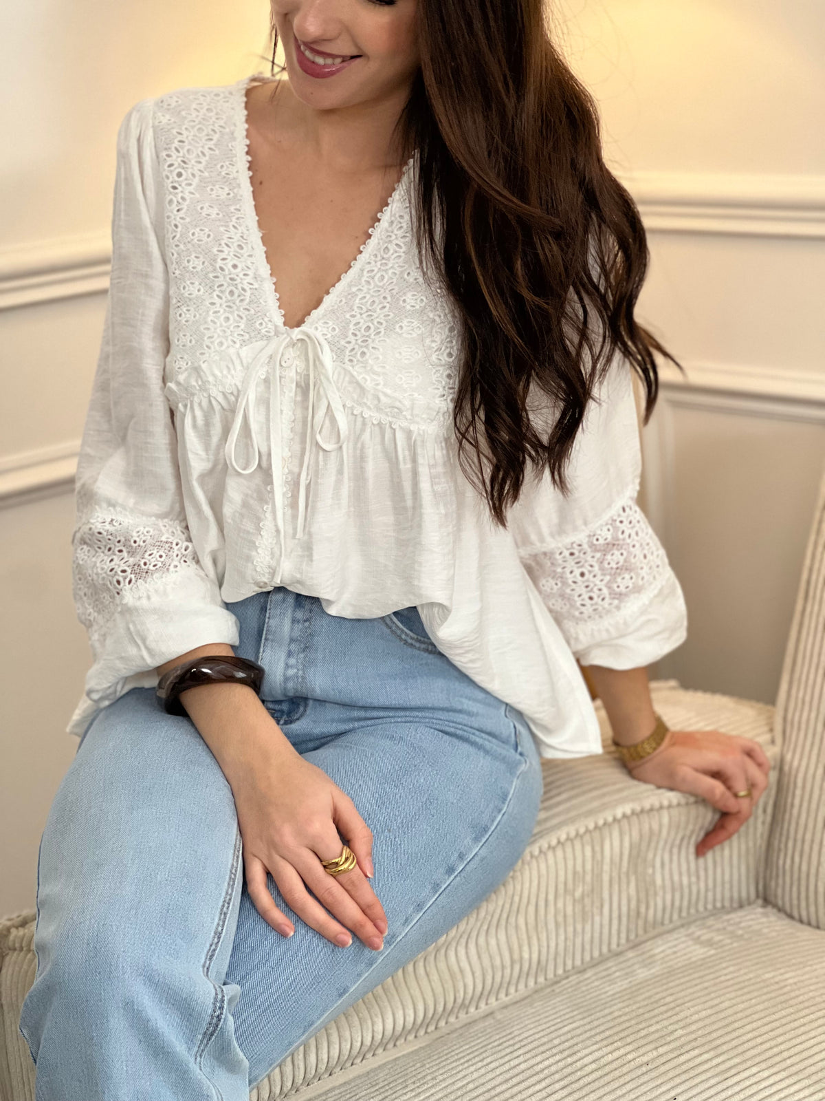 Blouse blanche pour femme, élégante et intemporelle, idéale pour toutes les occasions.
Dotée de manches longues, d’un col V et de délicates broderies sur le devant et les manches.
Ses détails avec boutons factices, lien et poignets élastiques apportent une touche raffinée.
Confectionnée en 100 % coton, elle offre confort et légèreté au quotidien.