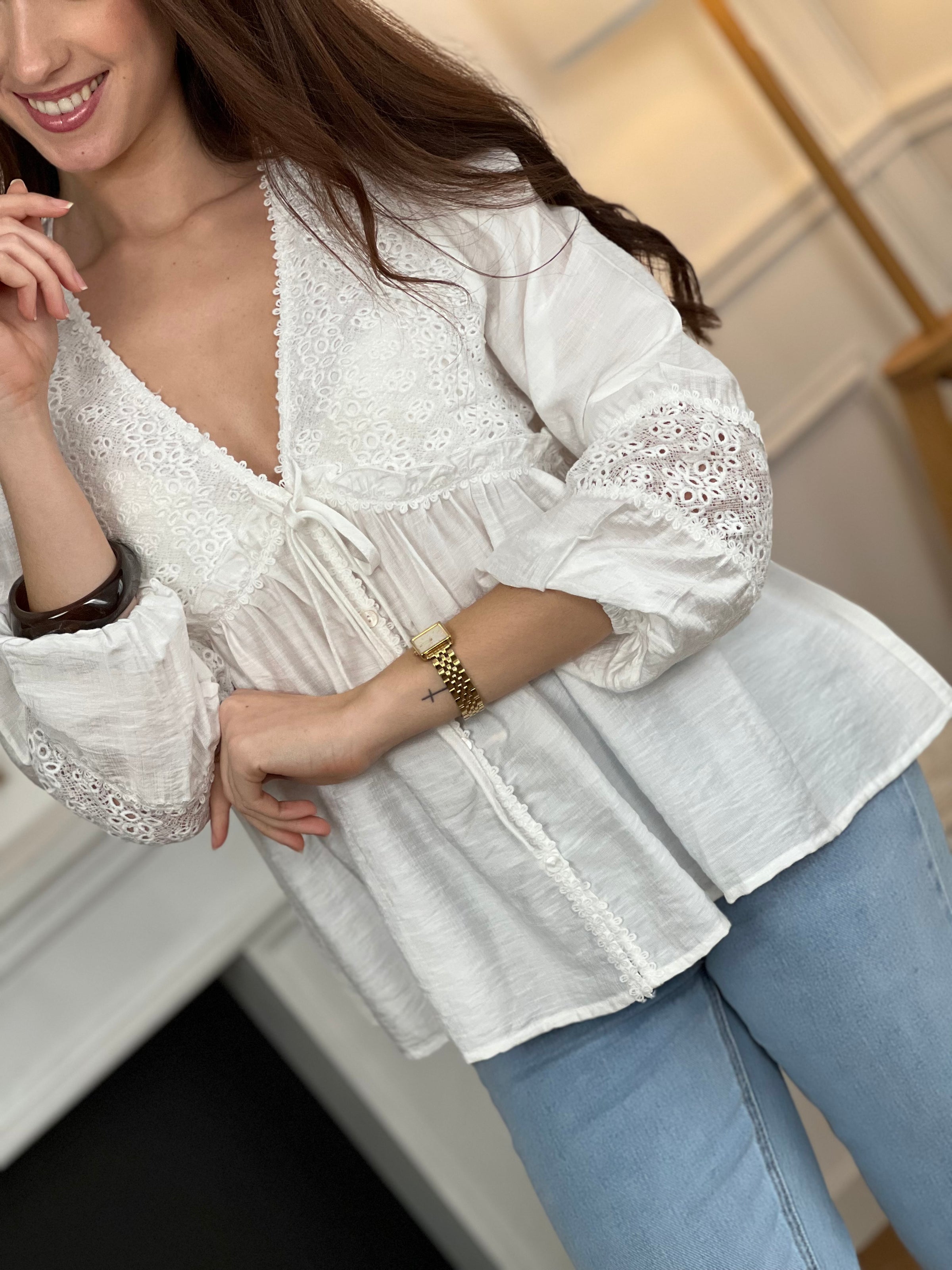 Blouse blanche pour femme, élégante et intemporelle, idéale pour toutes les occasions.
Dotée de manches longues, d’un col V et de délicates broderies sur le devant et les manches.
Ses détails avec boutons factices, lien et poignets élastiques apportent une touche raffinée.
Confectionnée en 100 % coton, elle offre confort et légèreté au quotidien.