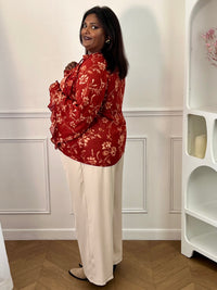 Femme grande taille portant la blouse orange Elyne – Col V à nouer, du 40/42 au 48/50 | Loïcia