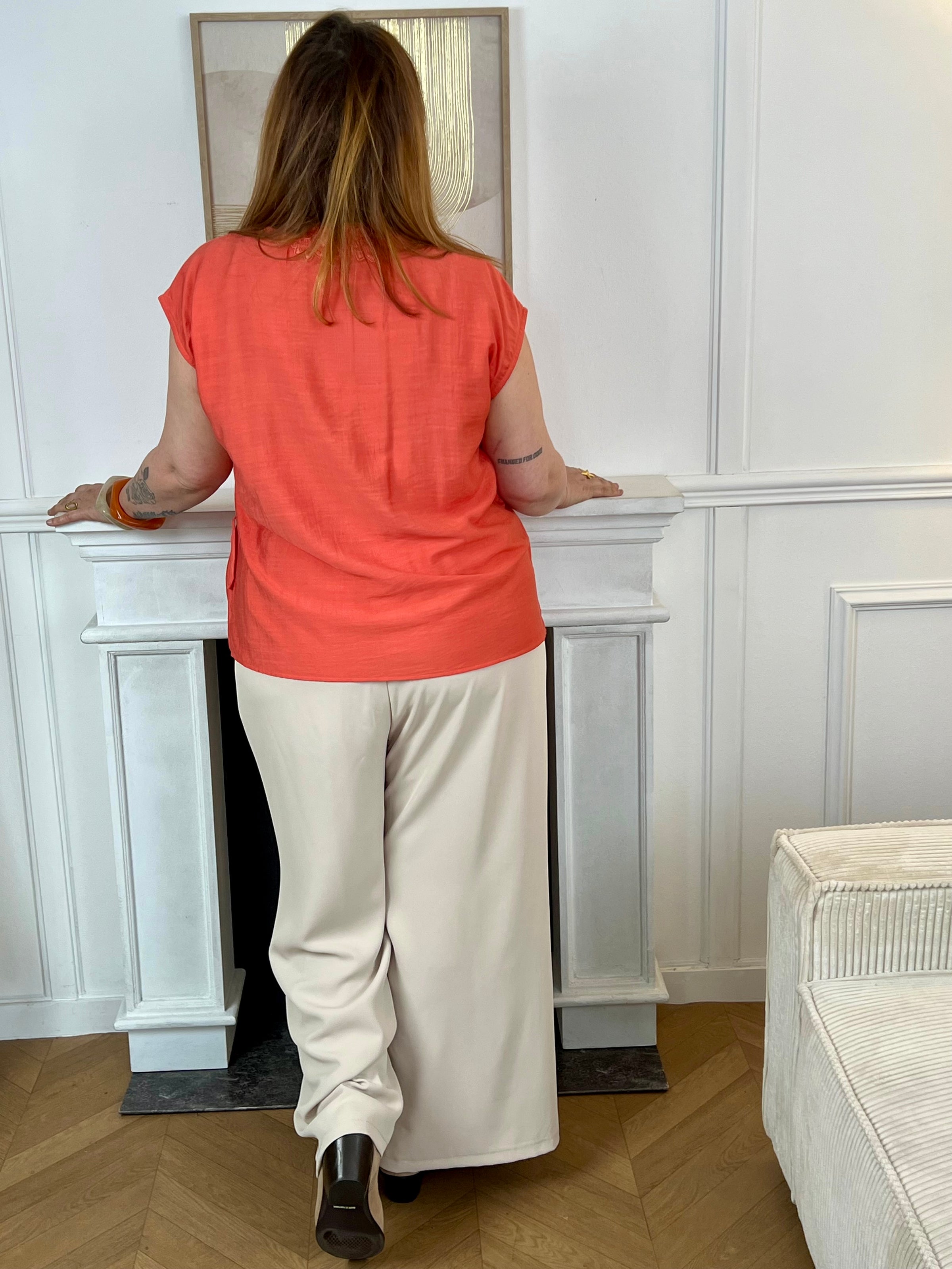Craquez pour ce top croisé corail grande taille femme, lumineux et féminin. Sans manches, il se distingue par sa fermeture croisée avec lien à nouer effet portefeuille qui sublime la silhouette. Son col V avec clip et ses motifs fleurs brodés apportent une touche délicate et élégante à ce modèle corail plein de charme.