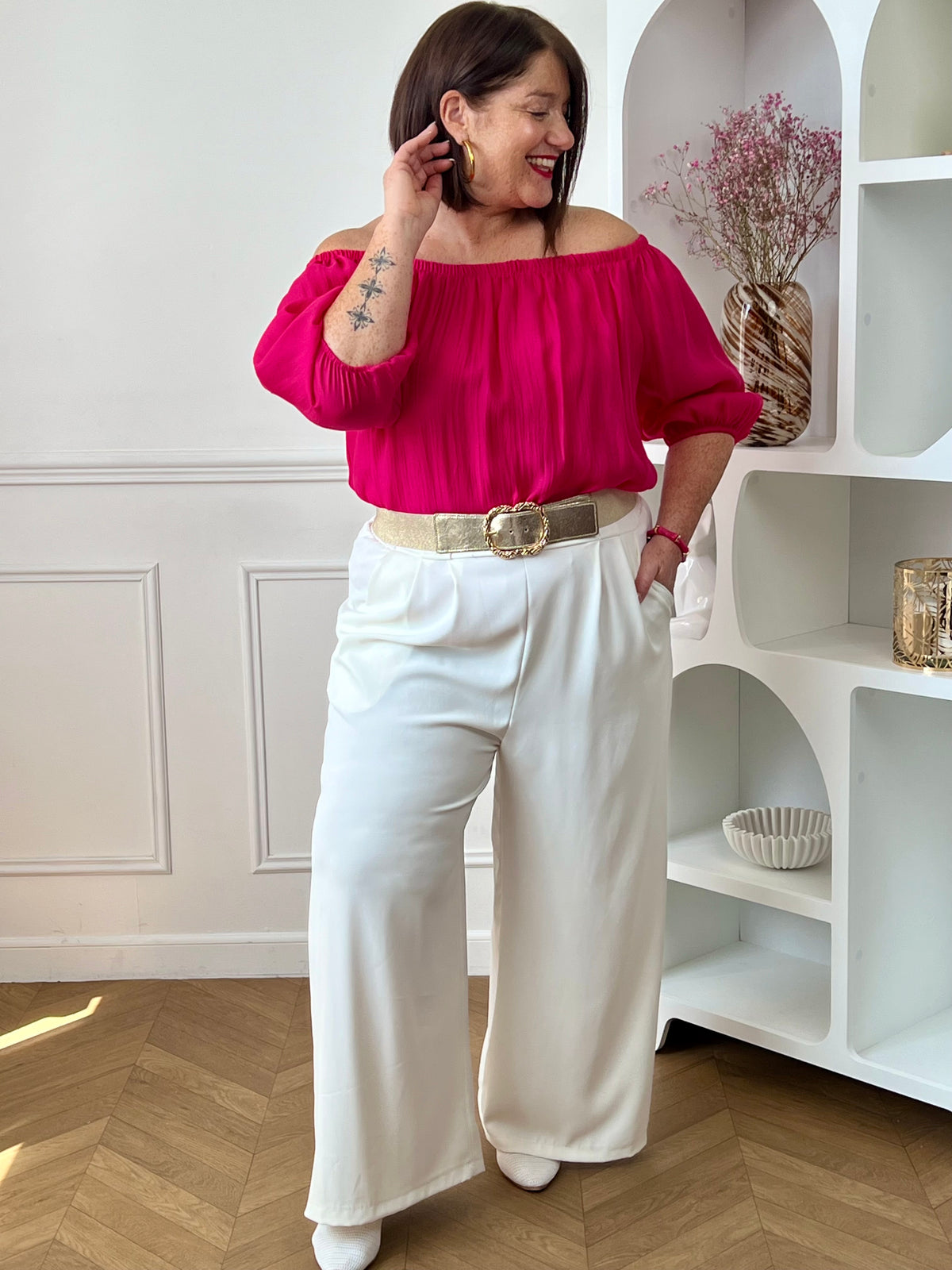 Blouse col bateau grande taille femme, légère et fluide, idéale pour un look élégant et confortable. Avec ses manches courtes amples et son col bateau élastique, elle se porte facilement et s’adapte à toutes les silhouettes. Sa coupe aérienne apporte une touche féminine et moderne. En fuchsia, cette blouse est un basique chic parfait pour toutes les occasions.