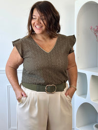 Blouse kaki grande taille pour femme en coton, sans manches et à col V.
